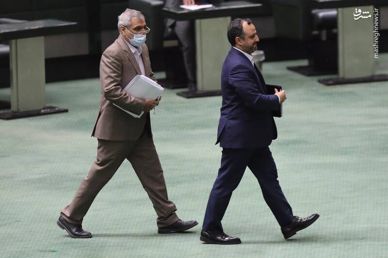 عکس/ حضور وزرای اقتصاد و ارتباطات در صحن علنی مجلس