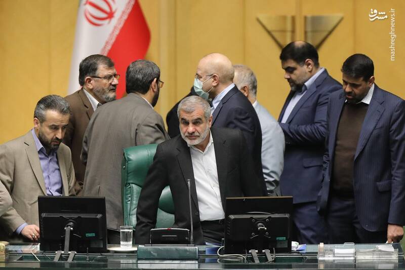 عکس/ حضور وزرای اقتصاد و ارتباطات در صحن علنی مجلس