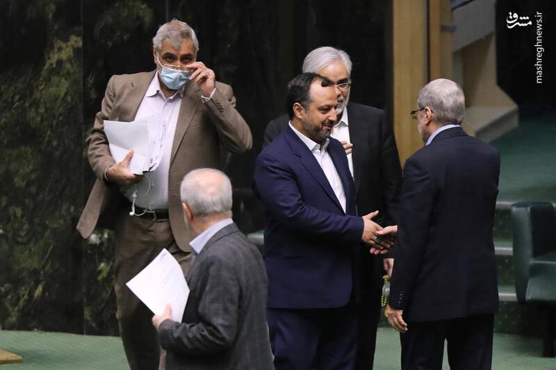 عکس/ حضور وزرای اقتصاد و ارتباطات در صحن علنی مجلس