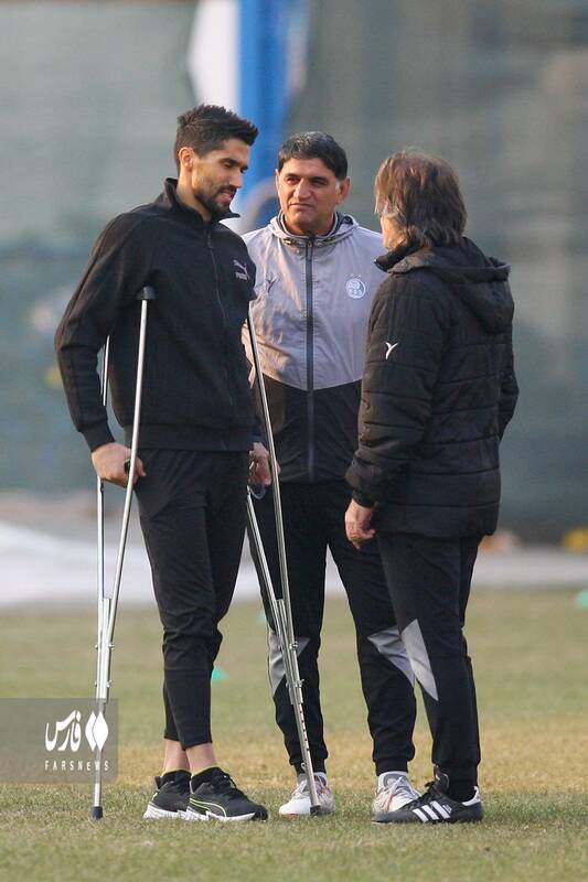 دروازهبان استقلال با عصا به دیدار ساپینتو رفت +عکس