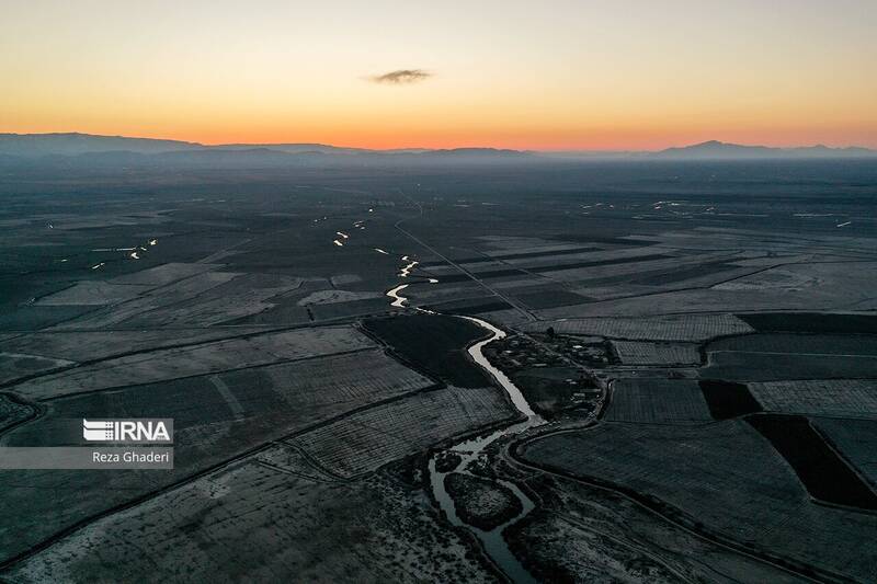 تصاویری از لحظه رسیدن آب به دریاچه بختگان