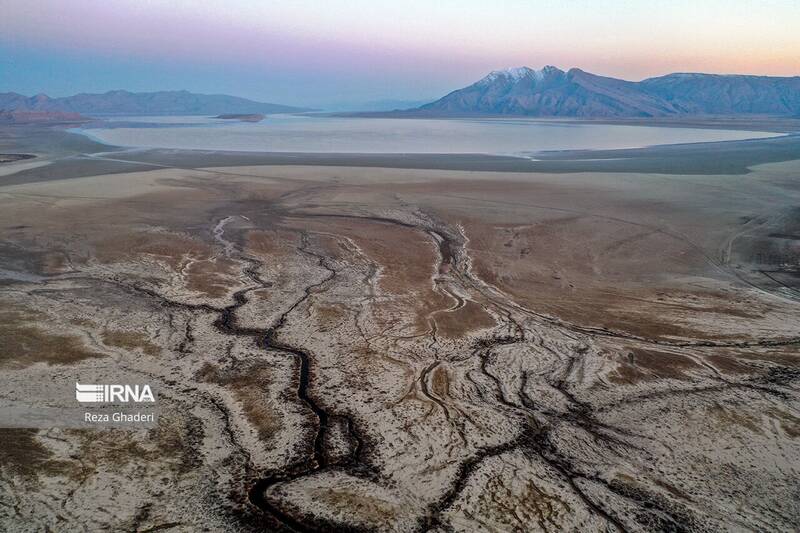 تصاویری از لحظه رسیدن آب به دریاچه بختگان