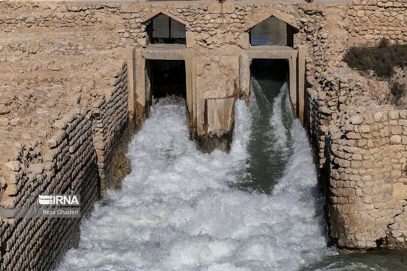 تصاویری از لحظه رسیدن آب به دریاچه بختگان