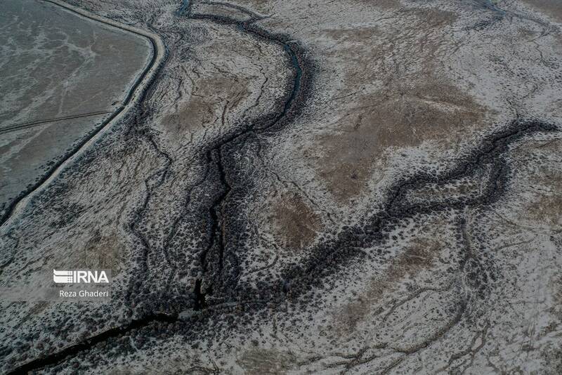 تصاویری از لحظه رسیدن آب به دریاچه بختگان