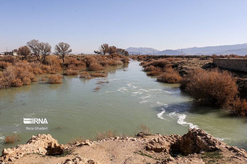 تصاویری از لحظه رسیدن آب به دریاچه بختگان