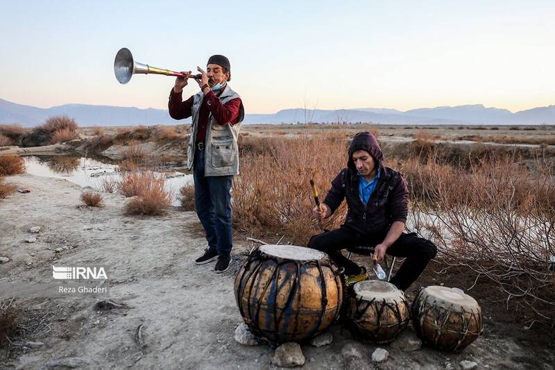 تصاویری از لحظه رسیدن آب به دریاچه بختگان