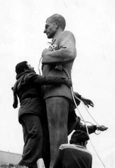 مجسمههایی از طاغوت که قرار بود سالم بمانند برای روز مبادا!