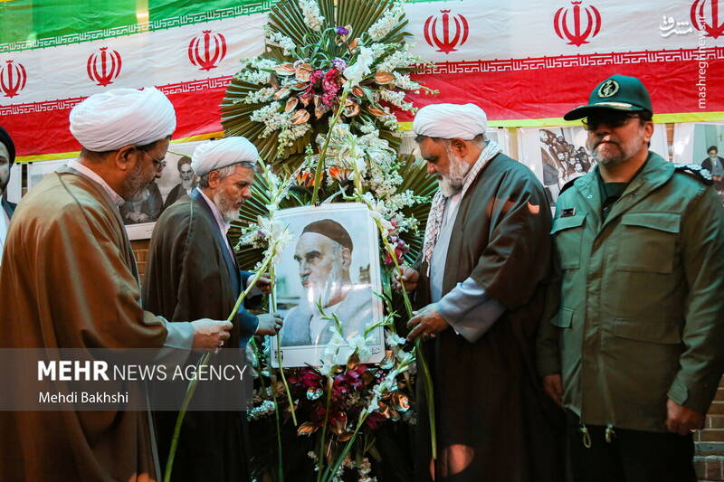 عکس/ گلباران بیت امام خمینی(ره) در قم