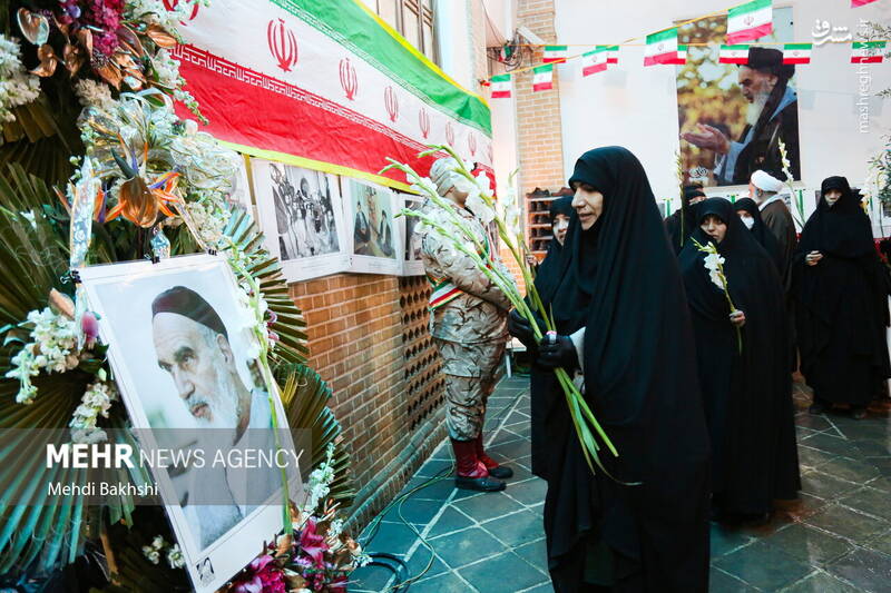 عکس/ گلباران بیت امام خمینی(ره) در قم