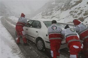22 خودروی گرفتار در برف در محور تکاب - شاهین دژ رهاسازی شد