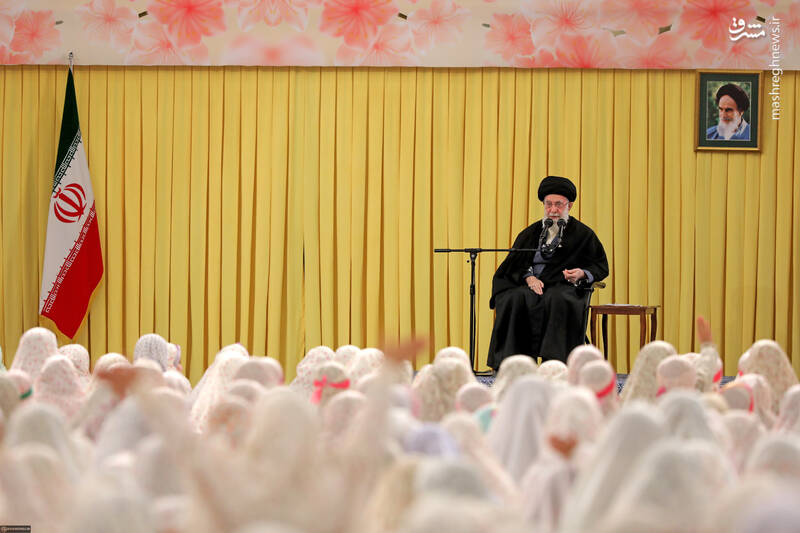 جشن تکلیف یک جشن واقعی است؛ به شما تبریک میگویم / دختران عزیزم از همین آغاز نوجوانیتان با خداوند مهربان دوست بشوید