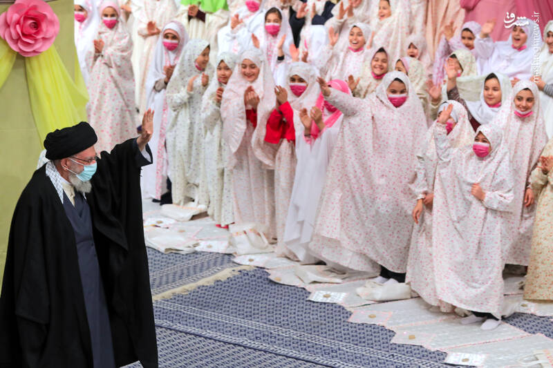 جشن تکلیف یک جشن واقعی است؛ به شما تبریک میگویم / دختران عزیزم از همین آغاز نوجوانیتان با خداوند مهربان دوست بشوید