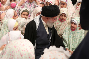 عکس/ هدیه رهبر انقلاب به دانشآموزان در جشن فرشتهها هدیه رهبر انقلاب به دانشآموزان در جشن فرشتهها