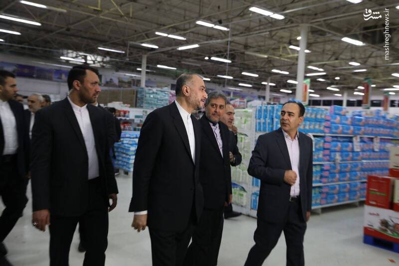 عکس/ بازدید وزیر امور خارجه از یک فروشگاه ایرانی در ونزوئلا