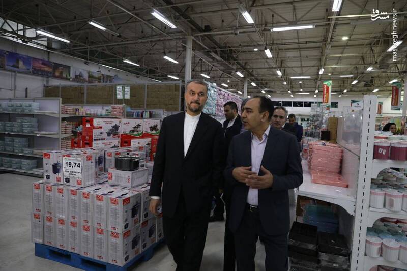 عکس/ بازدید وزیر امور خارجه از یک فروشگاه ایرانی در ونزوئلا