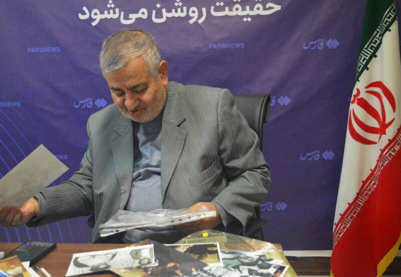 وقتی معلم شیمی با فرمولها انقلاب درس میداد