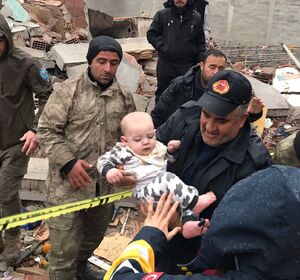 عکس/ نجات نوزاد زنده از زیر آوار زلزله