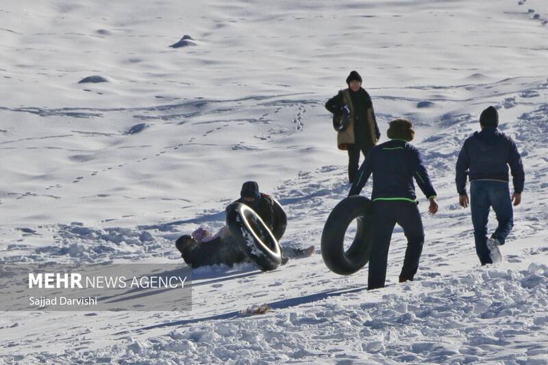 عکس/لذت تیوب سواری در نورآباد