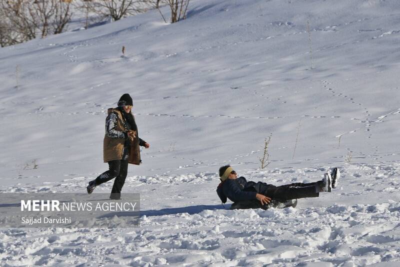 عکس/لذت تیوب سواری در نورآباد