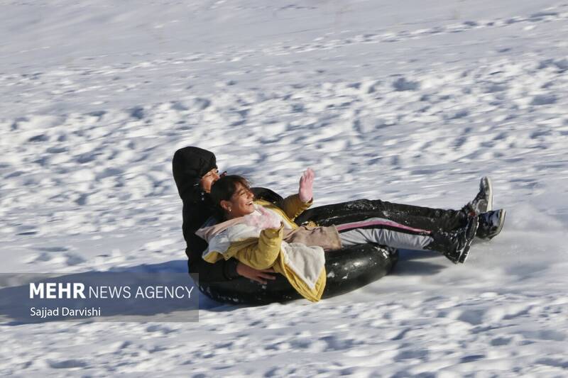 عکس/لذت تیوب سواری در نورآباد