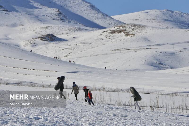 عکس/لذت تیوب سواری در نورآباد