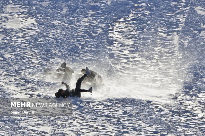 عکس/لذت تیوب سواری در نورآباد