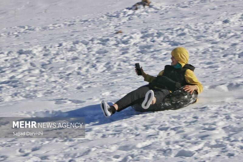 عکس/لذت تیوب سواری در نورآباد