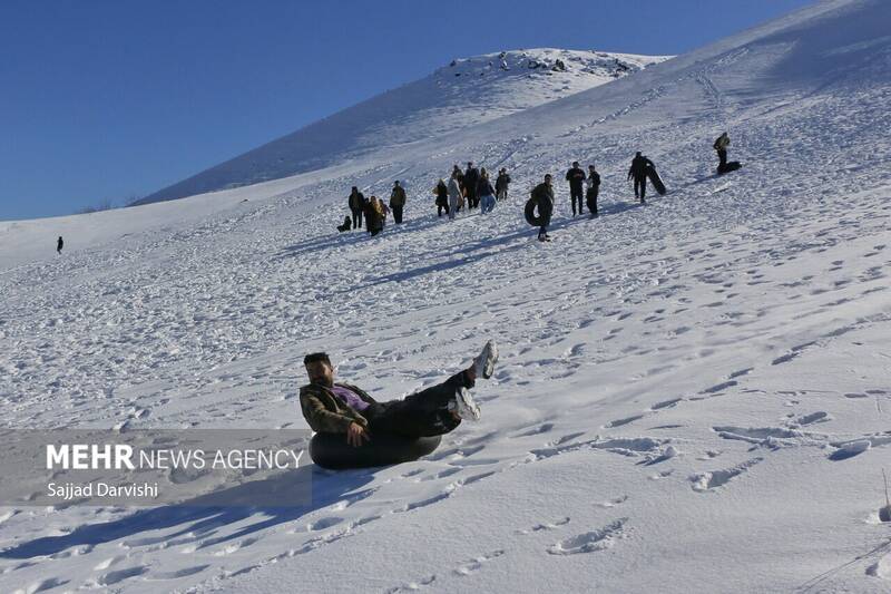 عکس/لذت تیوب سواری در نورآباد
