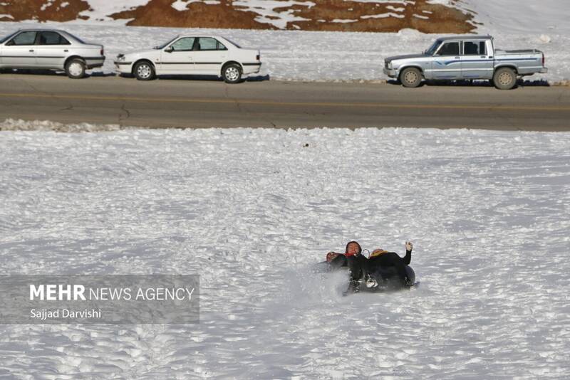 عکس/لذت تیوب سواری در نورآباد