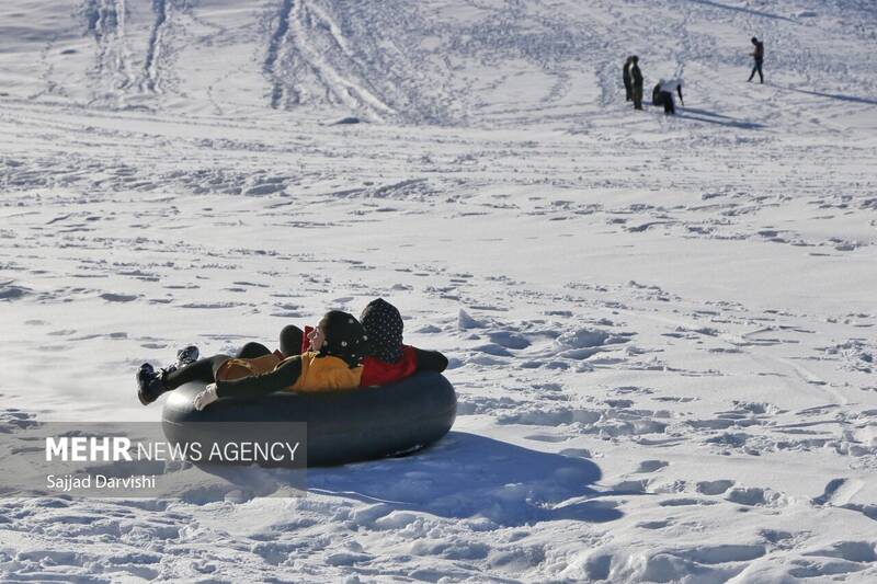 عکس/لذت تیوب سواری در نورآباد