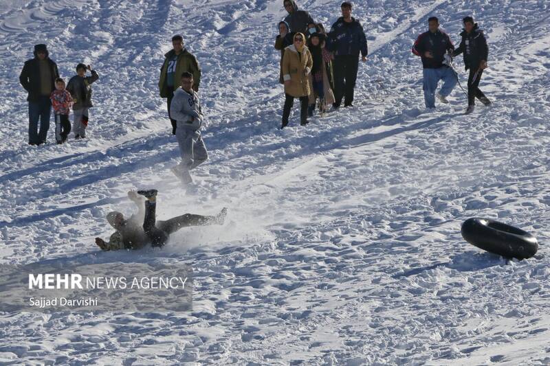 عکس/لذت تیوب سواری در نورآباد