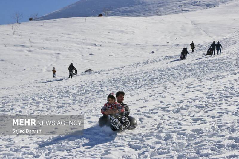 عکس/لذت تیوب سواری در نورآباد