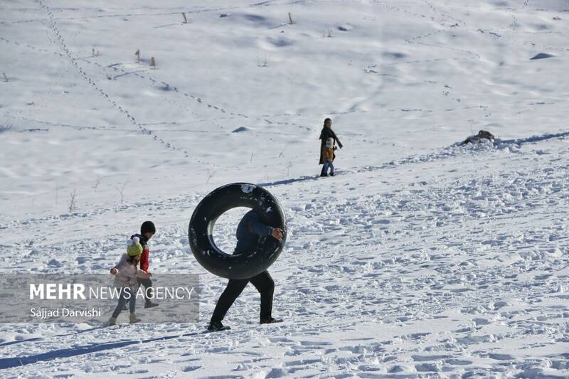 عکس/لذت تیوب سواری در نورآباد