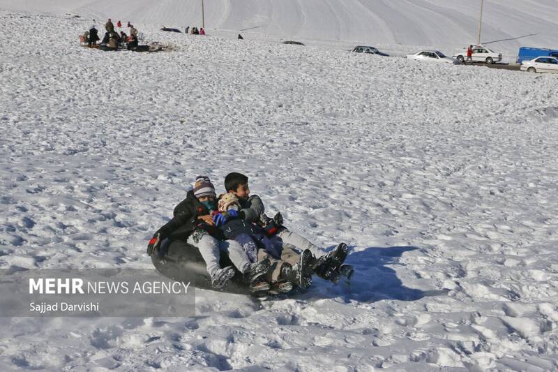 عکس/لذت تیوب سواری در نورآباد