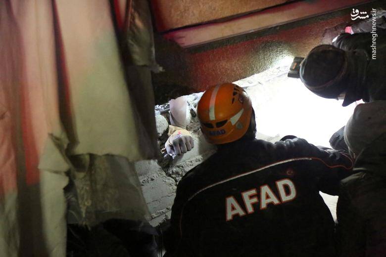 عکس/ تلاش شبانه برای نجات زیرآوار ماندهها