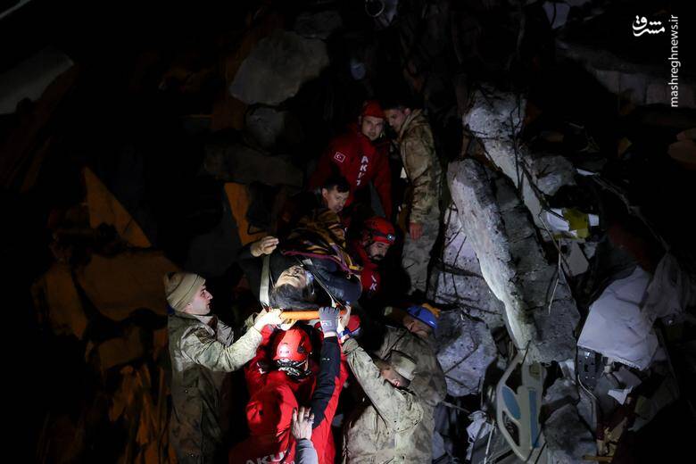 عکس/ تلاش شبانه برای نجات زیرآوار ماندهها