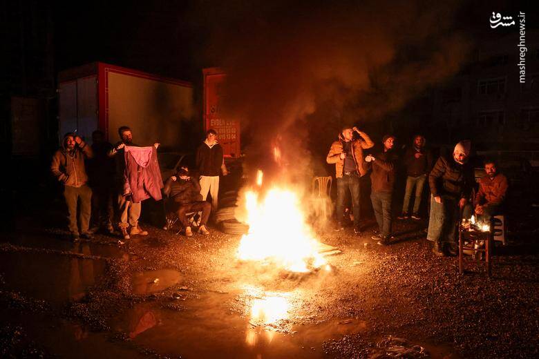 عکس/ تلاش شبانه برای نجات زیرآوار ماندهها