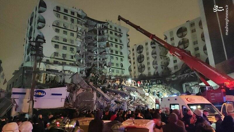 مشرق نیوز - عکس/ تلاش شبانه برای نجات زیرآوار ماندهها