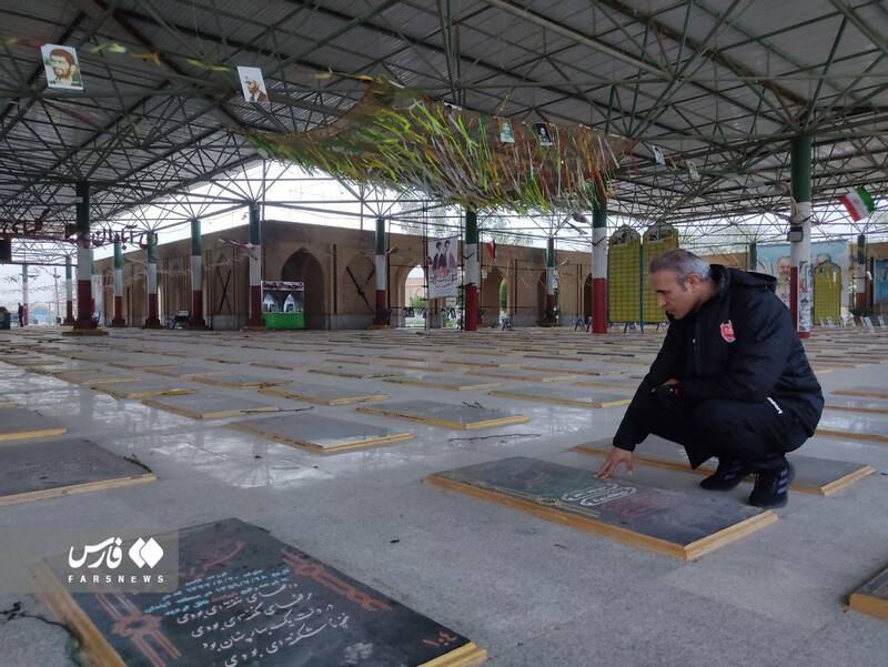 حضور سرمربی پرسپولیس در گلزار شهدای آبادان +عکس