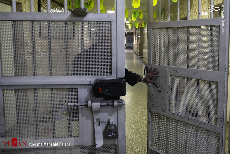 عکس/ آزادی زندانیان واجد شرایط عفو از زندان مرکزی کرج