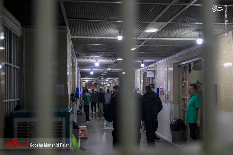 عکس/ آزادی زندانیان واجد شرایط عفو از زندان مرکزی کرج