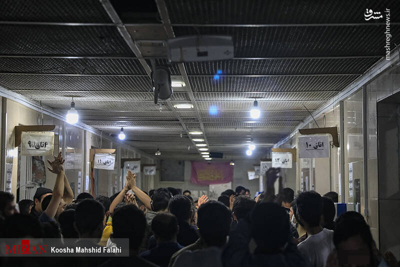 عکس/ آزادی زندانیان واجد شرایط عفو از زندان مرکزی کرج