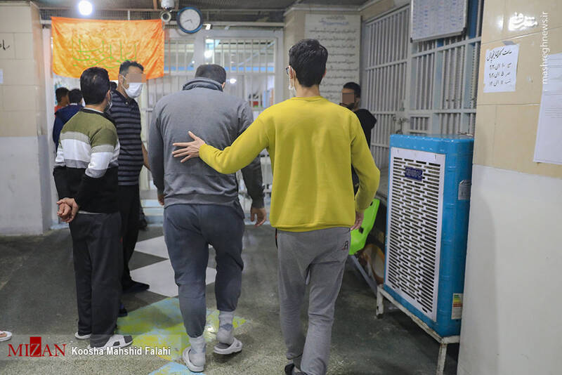 عکس/ آزادی زندانیان واجد شرایط عفو از زندان مرکزی کرج