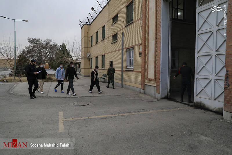 عکس/ آزادی زندانیان واجد شرایط عفو از زندان مرکزی کرج