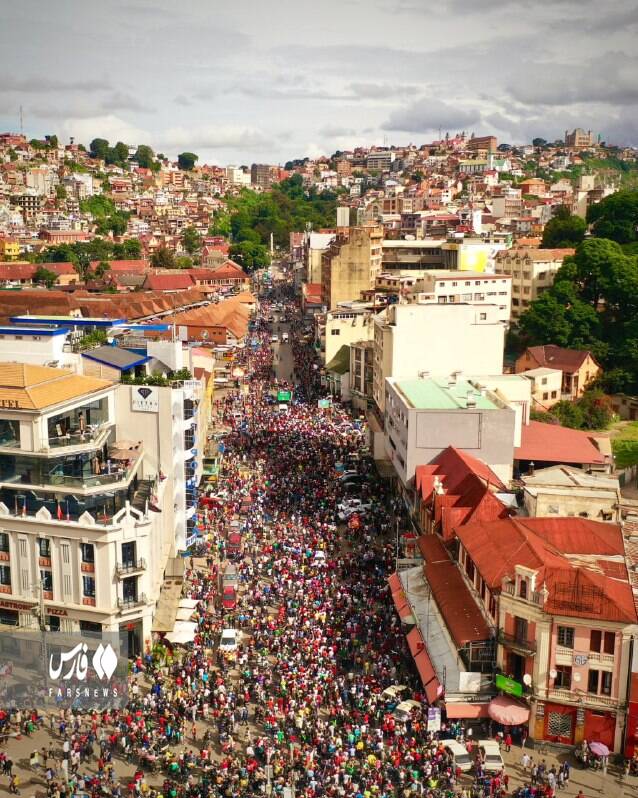 رژه قهرمانانه فوتبالیستهای ماداگاسکار با کامیون + فیلم و عکس 3