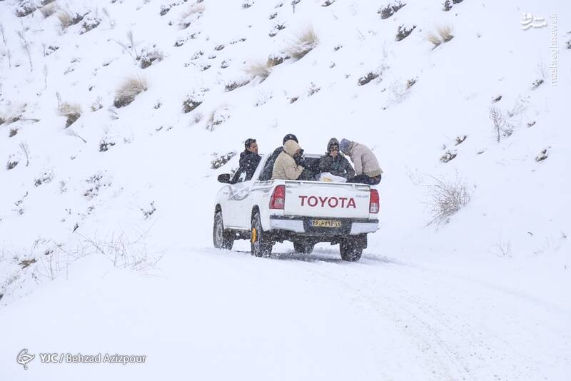 عکس/ کمکرسانی به روستاهای صعبالعبور خوی