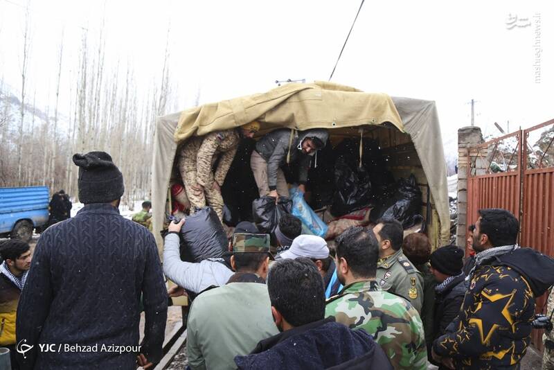 عکس/ کمکرسانی به روستاهای صعبالعبور خوی