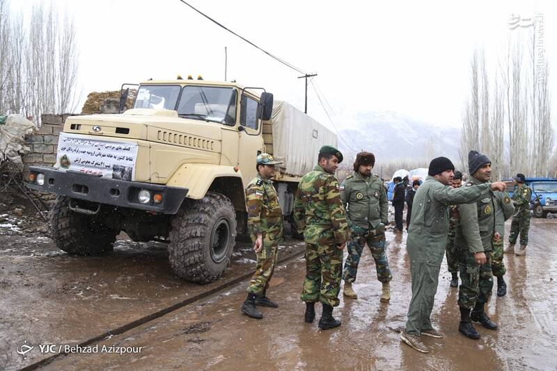 عکس/ کمکرسانی به روستاهای صعبالعبور خوی