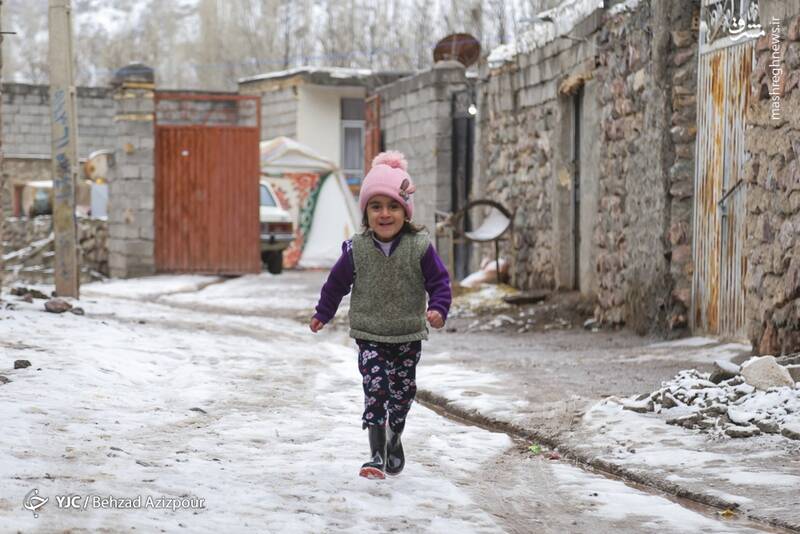عکس/ کمکرسانی به روستاهای صعبالعبور خوی