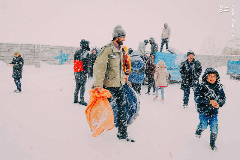 عکس/ کمکرسانی به روستاهای صعبالعبور خوی